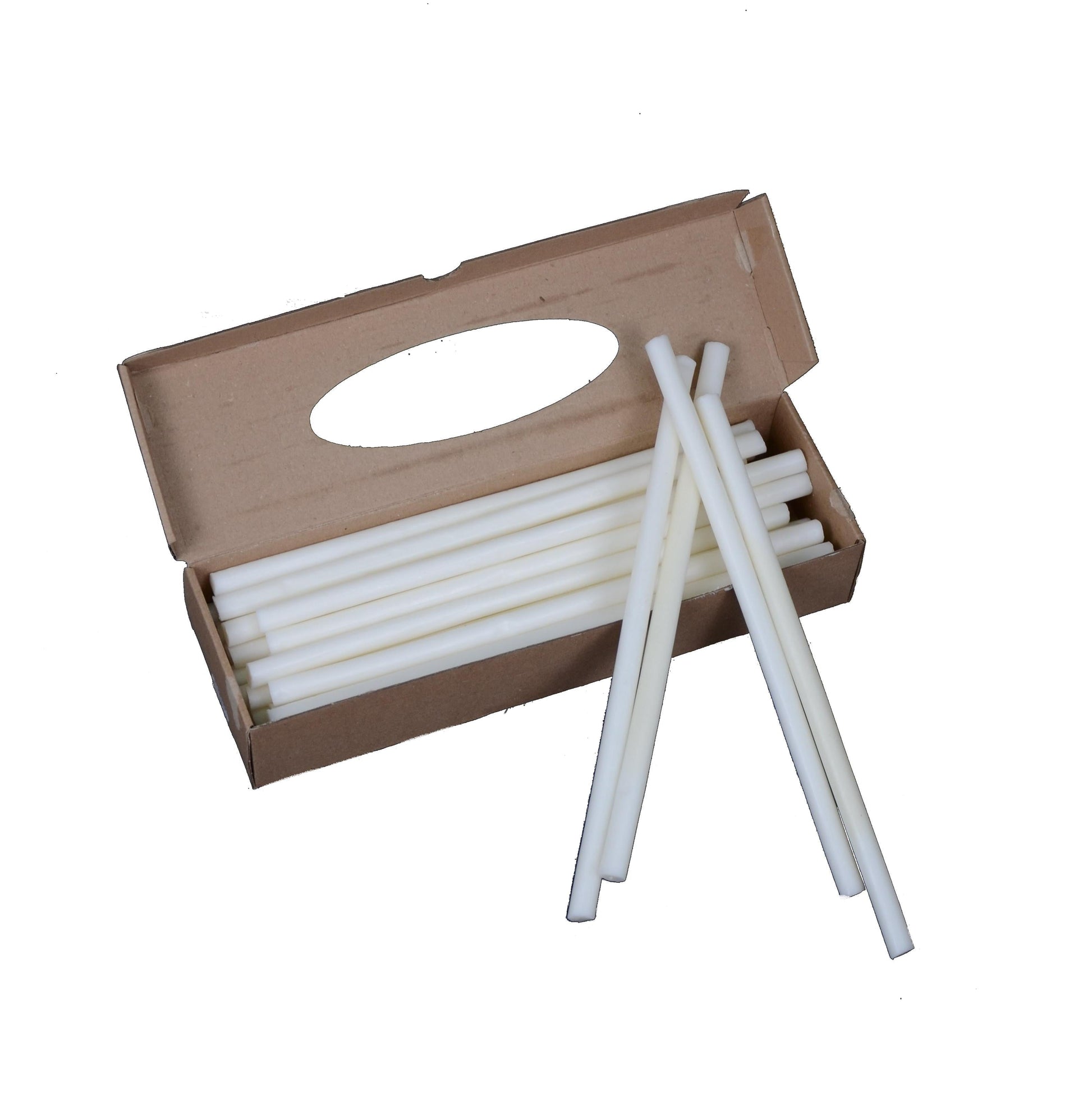 O cutie cu lumanari funerare albe, cu cateva lumanari asezate in afara cutiei