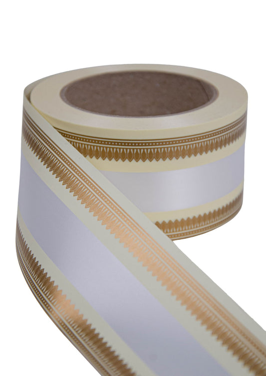 Panglica funerara cu alb pe mijloc si model auriu pe margini